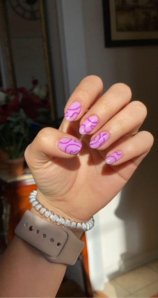 Wiggly line nails