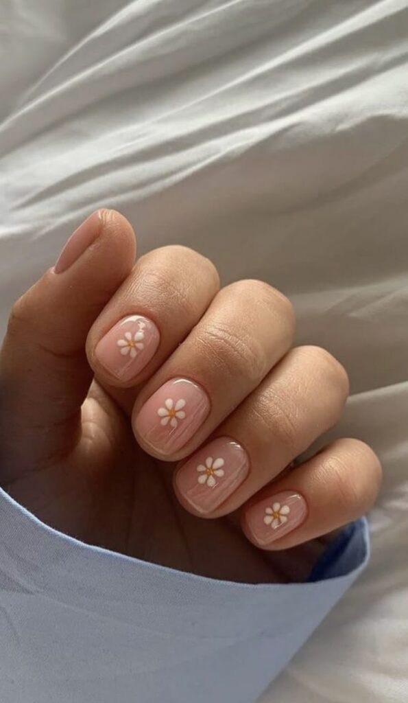Tiny daisy nails