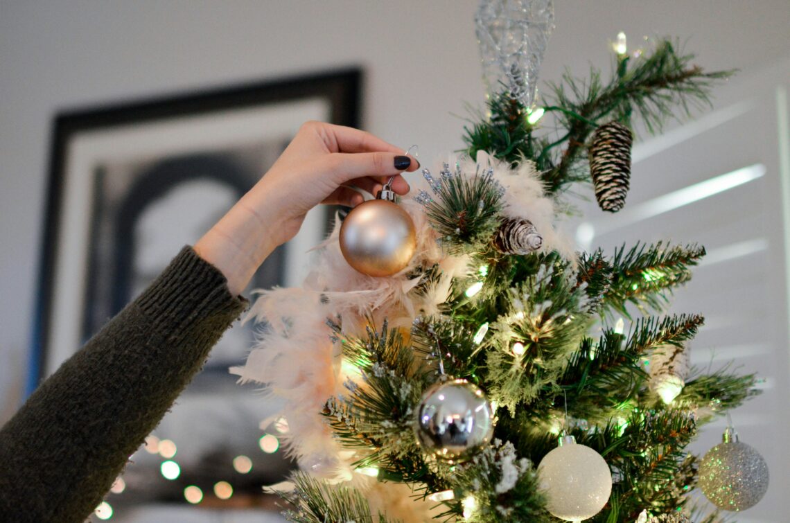 How to Decorate a Themed Christmas Tree Like a Professional