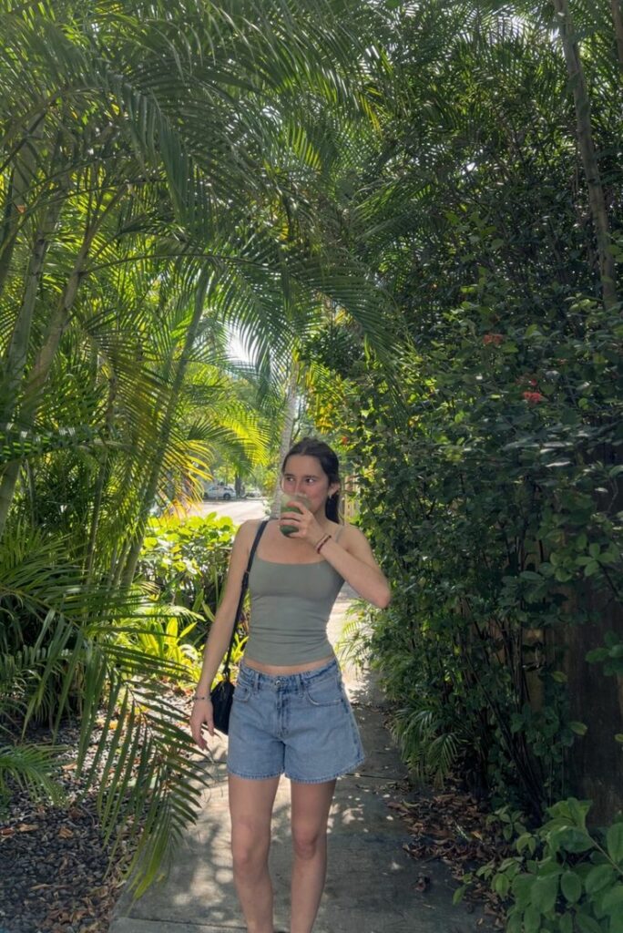 Shorts+T-Shirt+Sneakers
